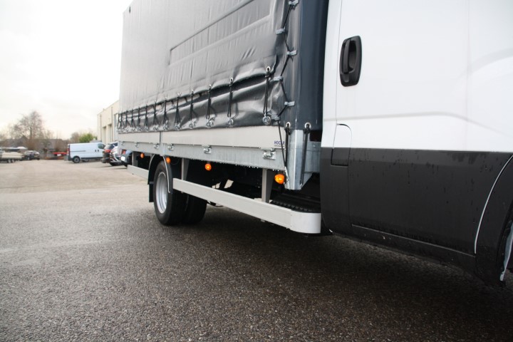 Bakopbouw Iveco chassis incl. huif