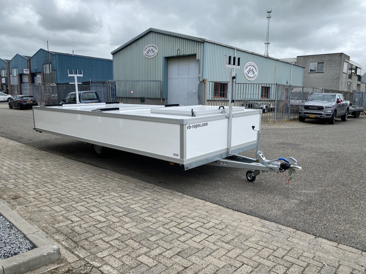 Gesloten Catamarantrailer